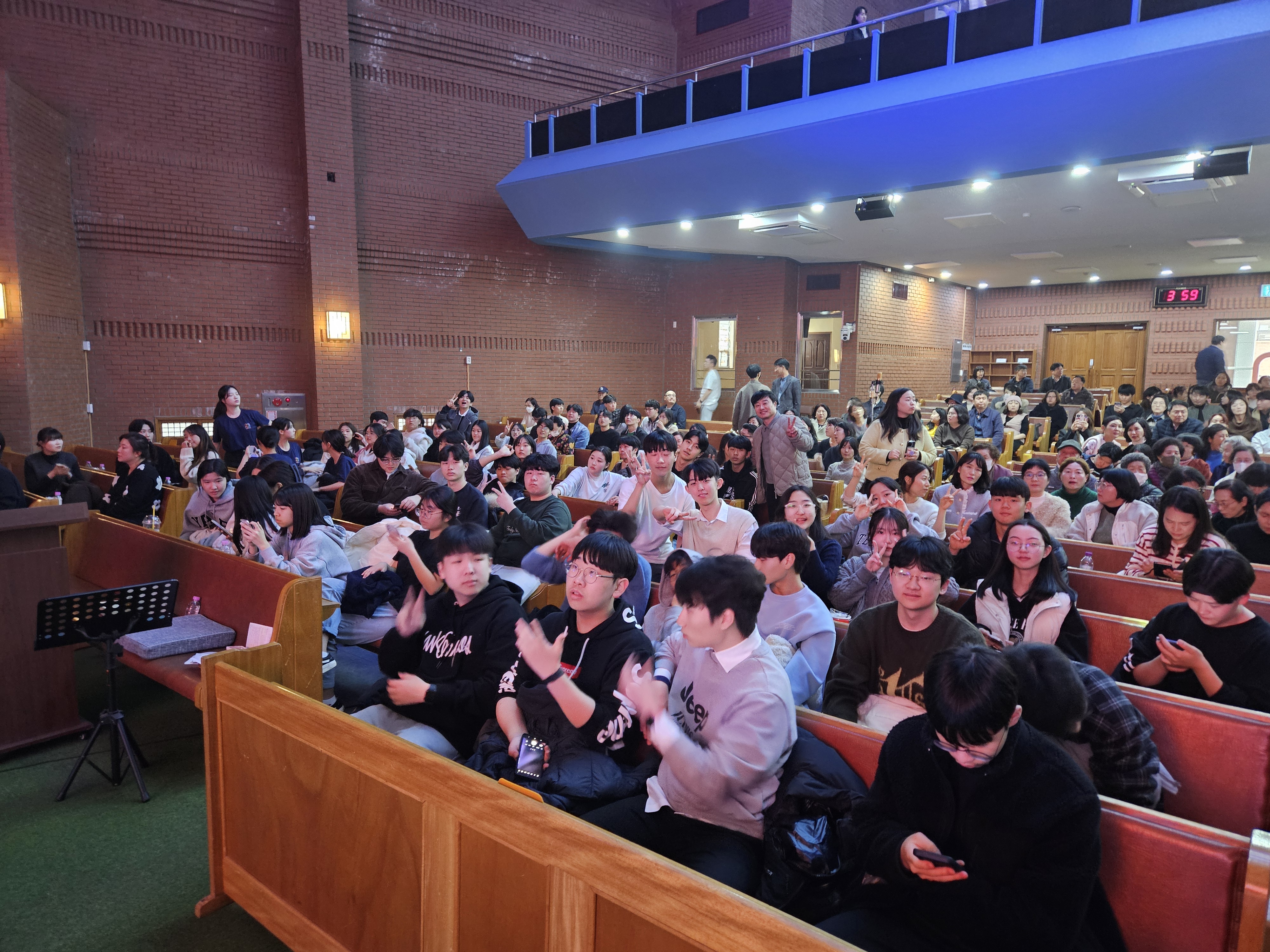KakaoTalk_20240218_223816053_01.jpg : 고등부 겨울수련회 3일차 주일 찬양집회 사진입니다.