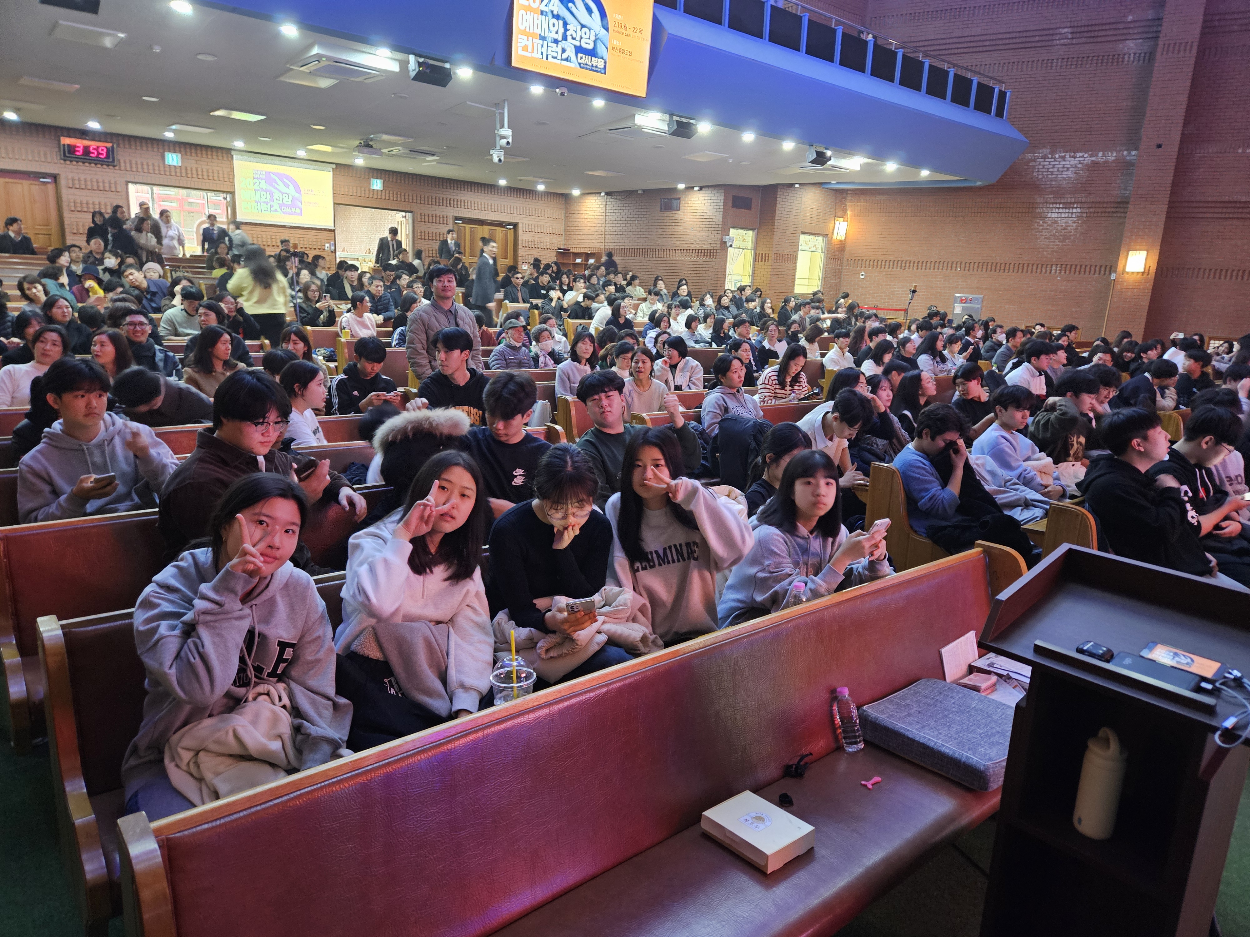 KakaoTalk_20240218_223816053_05.jpg : 고등부 겨울수련회 3일차 주일 찬양집회 사진입니다.