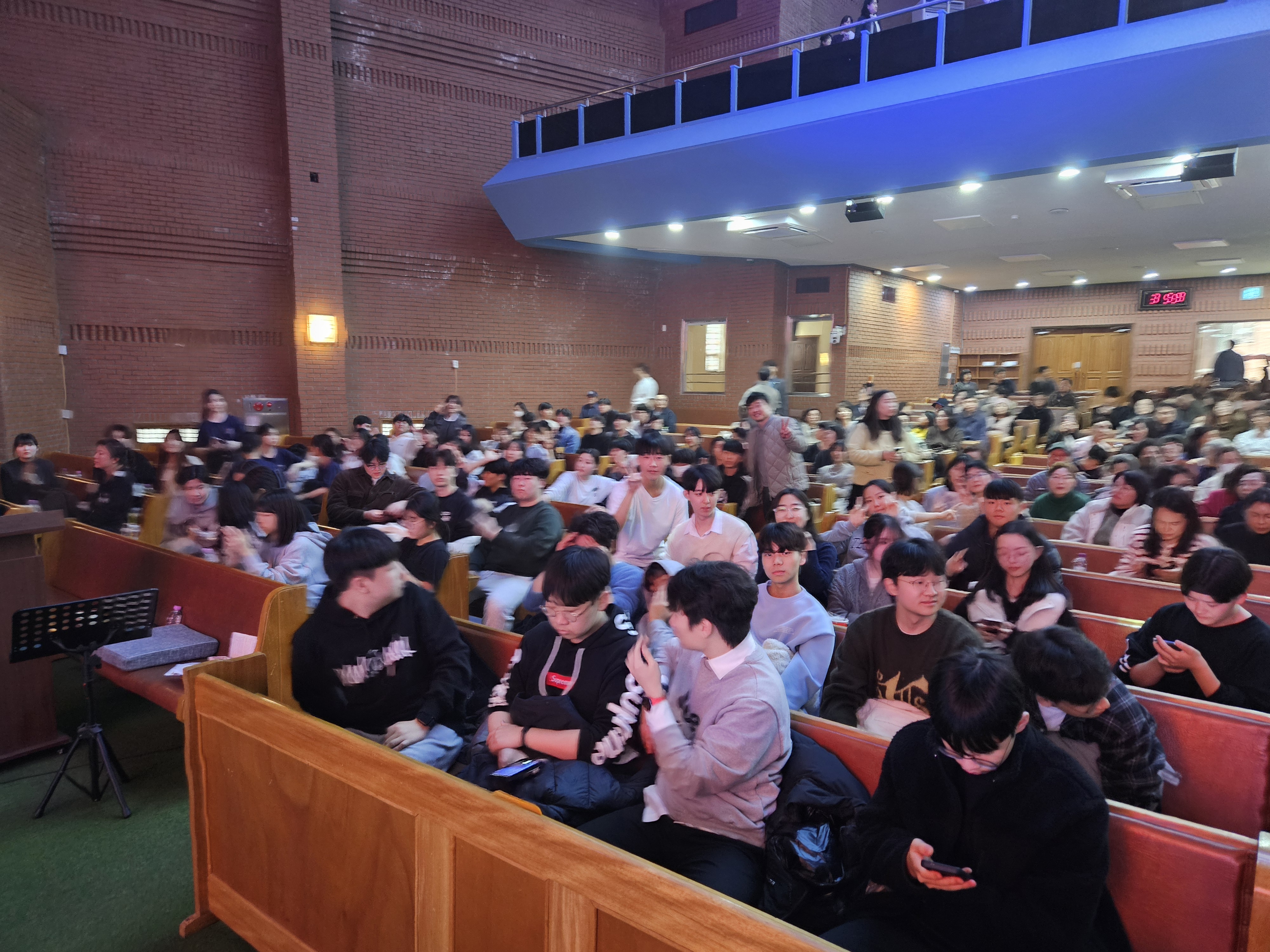 KakaoTalk_20240218_223816053_08.jpg : 고등부 겨울수련회 3일차 주일 찬양집회 사진입니다.
