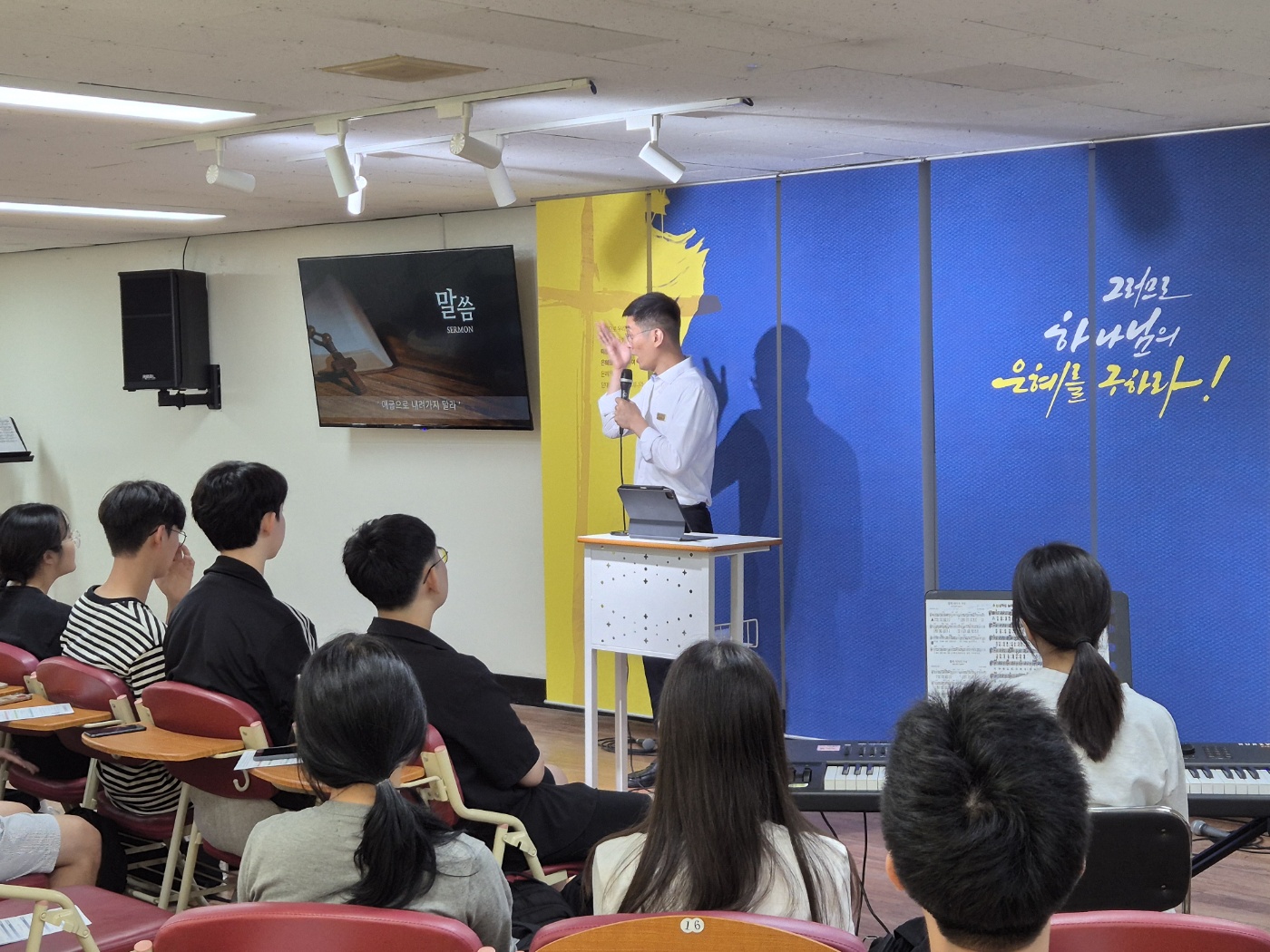 KakaoTalk_20240805_023533612_04.jpg : 8월 4일 고등부 예배 사진입니다