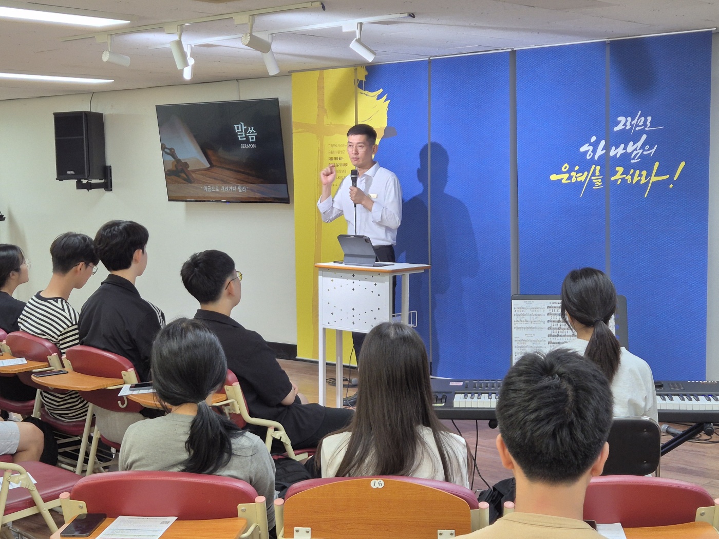 KakaoTalk_20240805_023533612_05.jpg : 8월 4일 고등부 예배 사진입니다