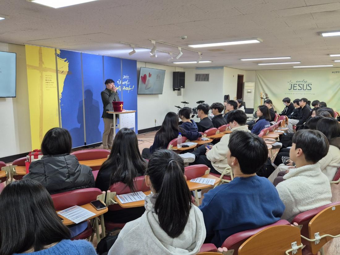 KakaoTalk_20241213_170548495_01.jpg : 11월 24일 고등부 예배 사진입니다