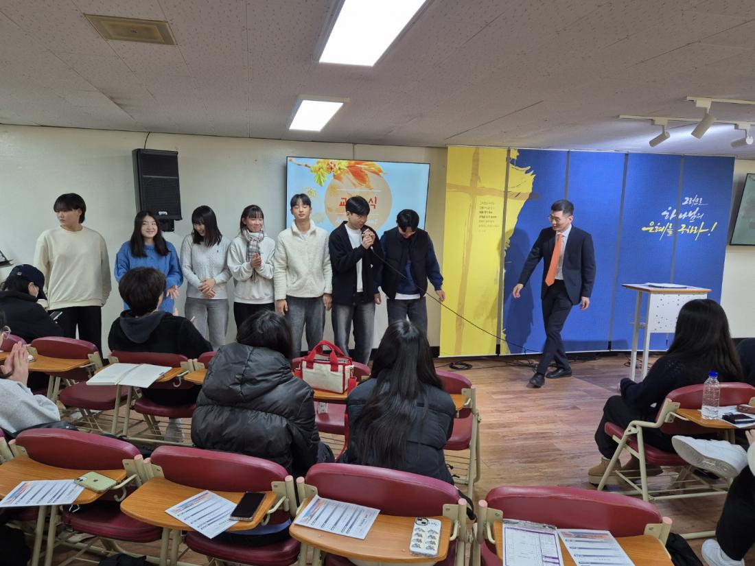 KakaoTalk_20241213_170548495_07.jpg : 11월 24일 고등부 예배 사진입니다