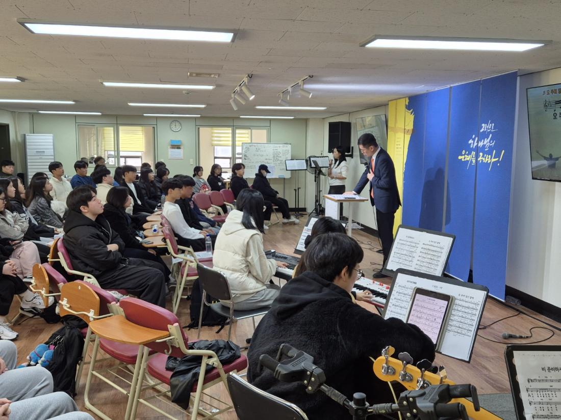 KakaoTalk_20241213_170548495_04.jpg : 11월 24일 고등부 예배 사진입니다