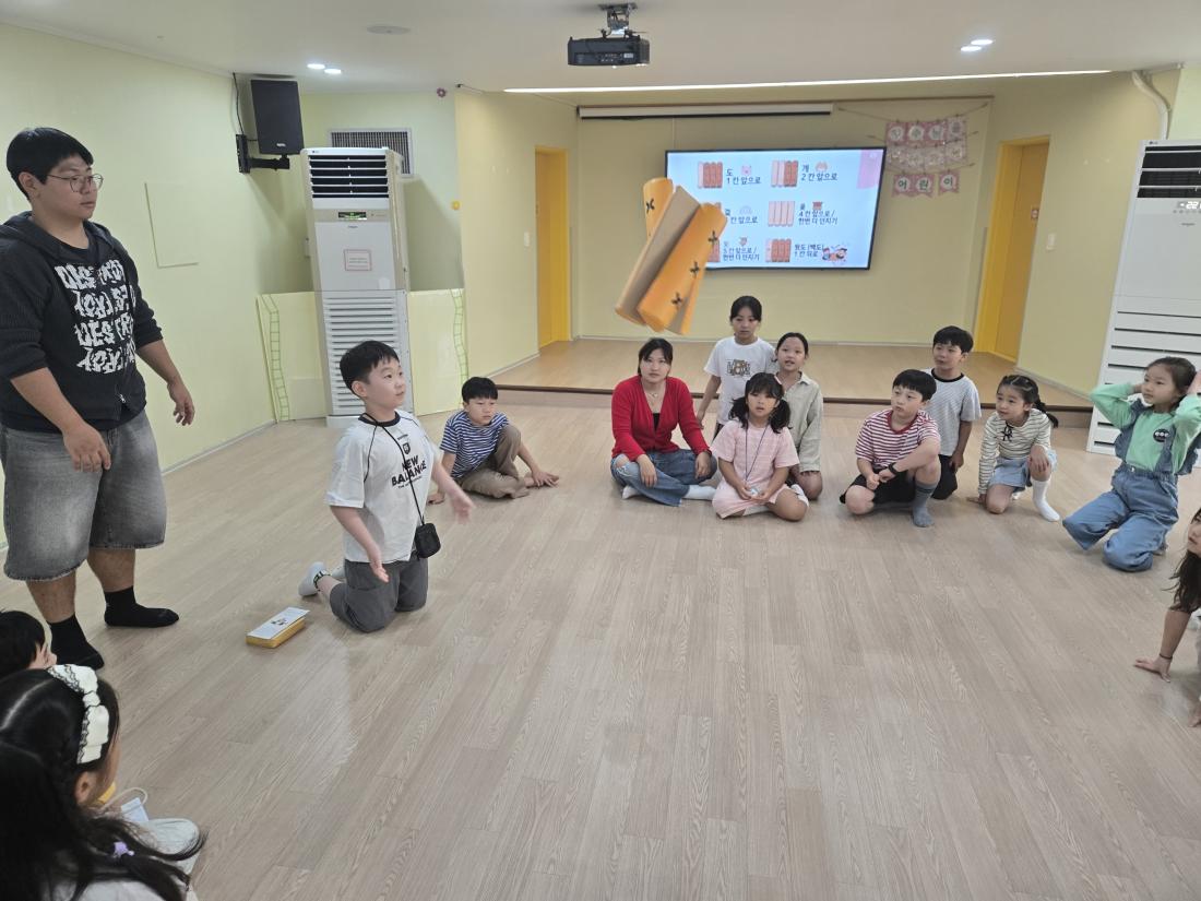 KakaoTalk_20251010_071216054_18.jpg : 10월 첫째주 유년부 예배입니다^^