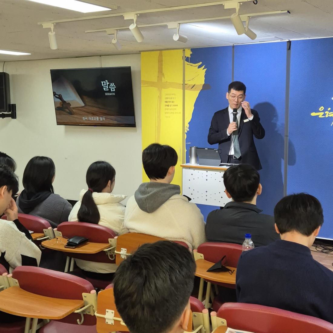 KakaoTalk_20241213_170342728_06.jpg : 12월 1일 고등부 예배 사진입니다