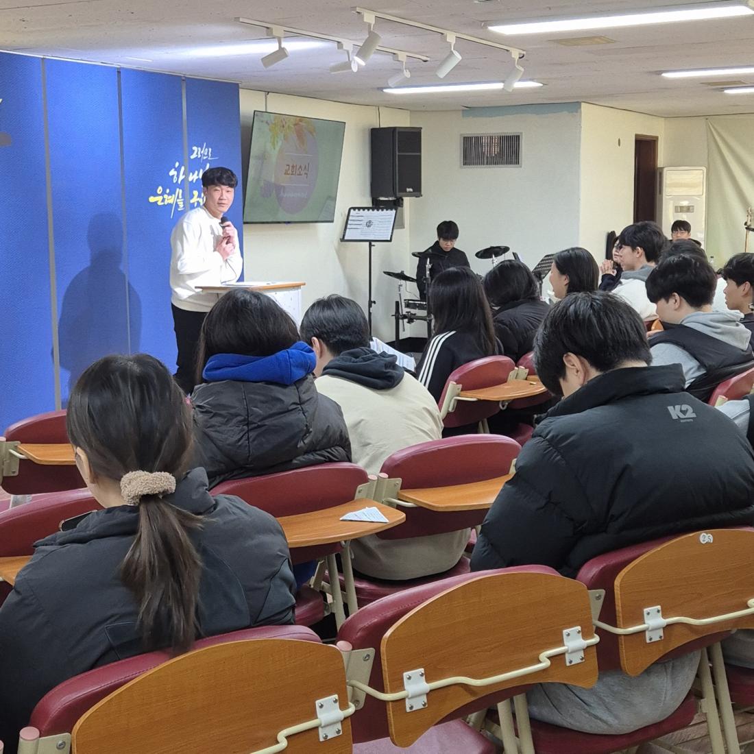KakaoTalk_20241213_170342728_10.jpg : 12월 1일 고등부 예배 사진입니다