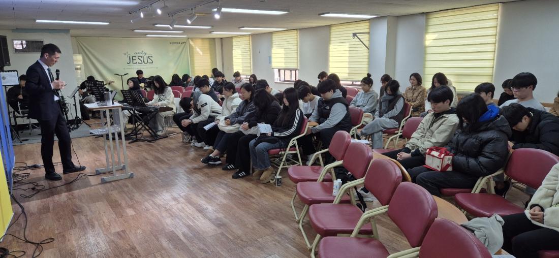 KakaoTalk_20241213_170342728_09.jpg : 12월 1일 고등부 예배 사진입니다