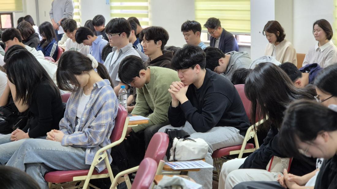 1000006058.jpg : 5월 4일 고등부 예배 사진입니다~