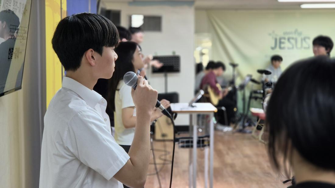 1000006052.jpg : 5월 4일 고등부 예배 사진입니다~
