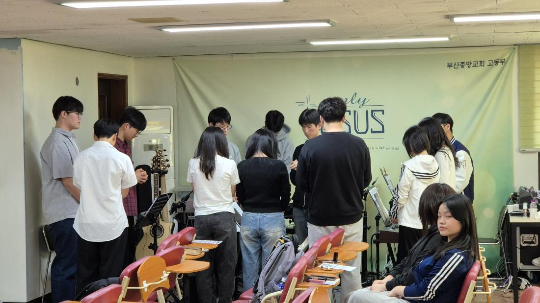 1000006047.jpg : 5월 4일 고등부 예배 사진입니다~