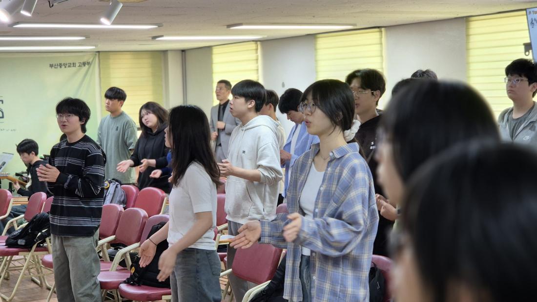 1000006053.jpg : 5월 4일 고등부 예배 사진입니다~