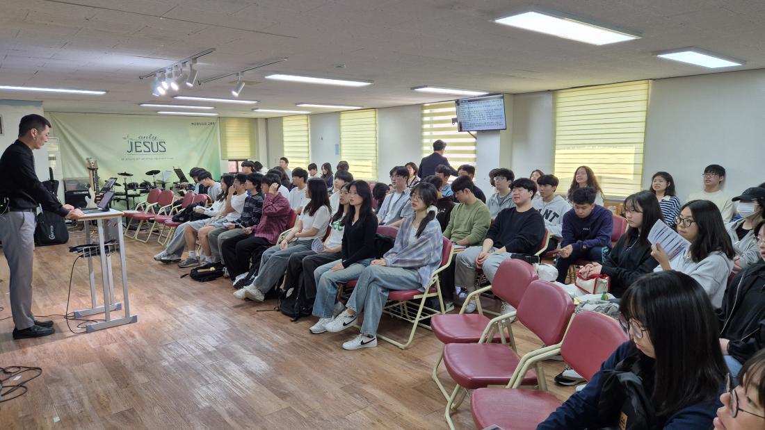 1000006056.jpg : 5월 4일 고등부 예배 사진입니다~