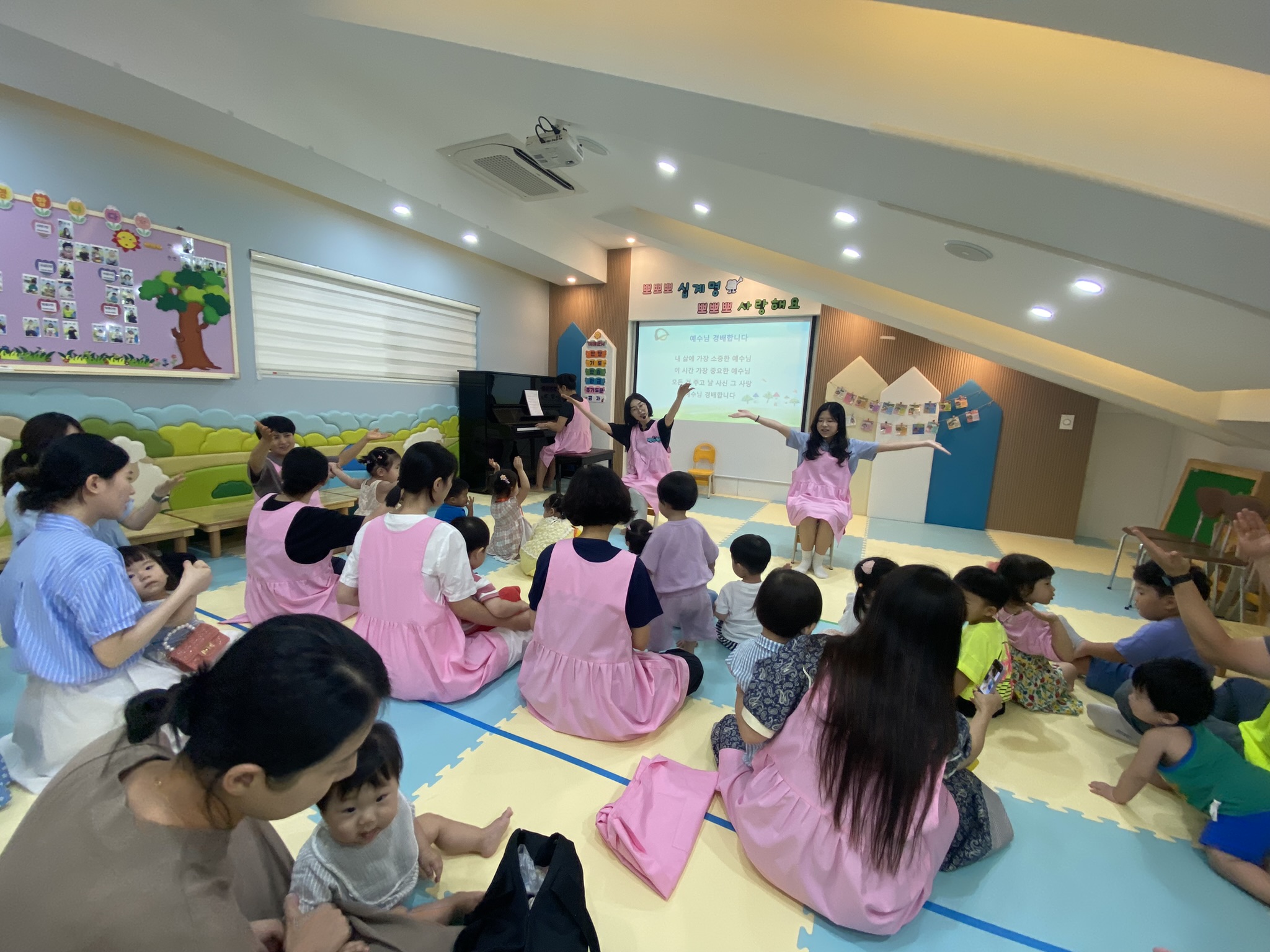 dafc0541b0513a05d82b3dbd6130e13e.jpeg : 9월 8일 주일 영아부 예배