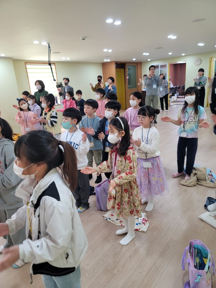 KakaoTalk_20230412_195206157_12.jpg : 2023년 04월 02일 유년부 예배입니다
