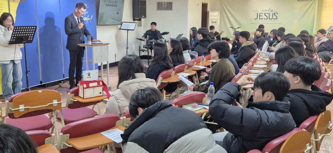 KakaoTalk_20241213_171915606_06.jpg : 12월 8일 고등부 예배 사진입니다