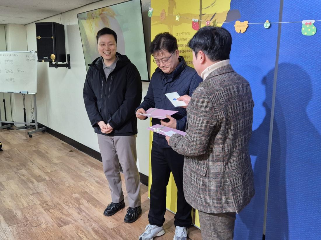KakaoTalk_20241230_003206457_25.jpg : 12월 29일, 고등부 2024년 마지막 예배 사진입니다.