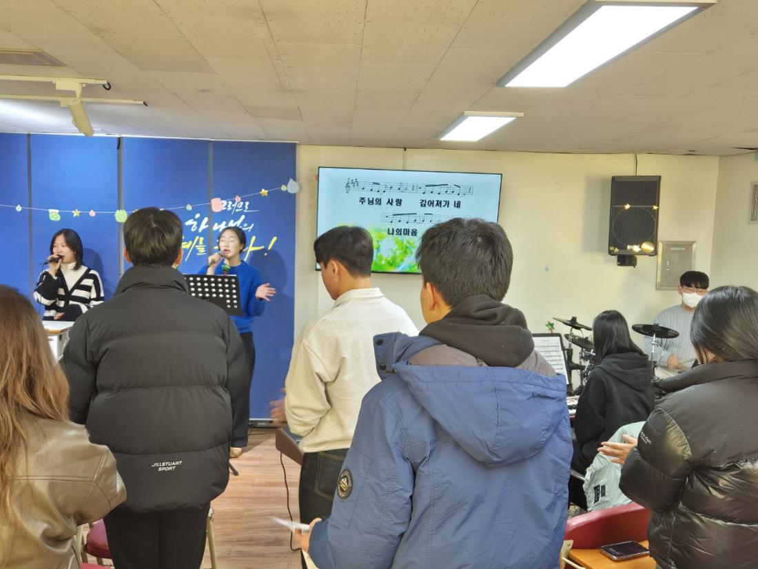 KakaoTalk_20241230_003206457_02.jpg : 12월 29일, 고등부 2024년 마지막 예배 사진입니다.