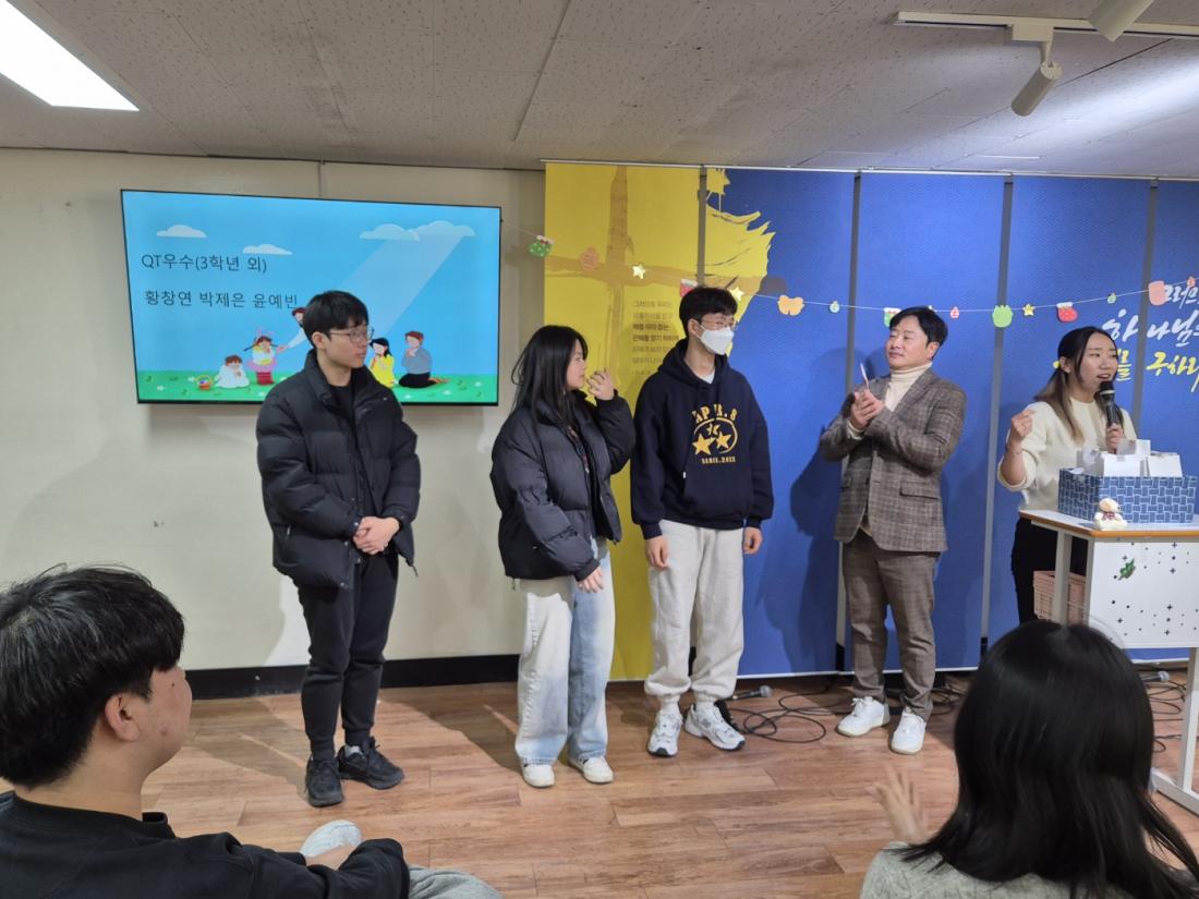 KakaoTalk_20241230_003206457_15.jpg : 12월 29일, 고등부 2024년 마지막 예배 사진입니다.