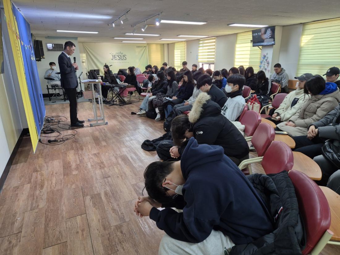 KakaoTalk_20241230_003206457_12.jpg : 12월 29일, 고등부 2024년 마지막 예배 사진입니다.