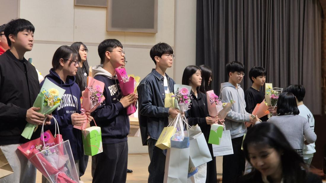 KakaoTalk_20260319_153829898_03.jpg : 3월 15일 고등부 예배 사진입니다~