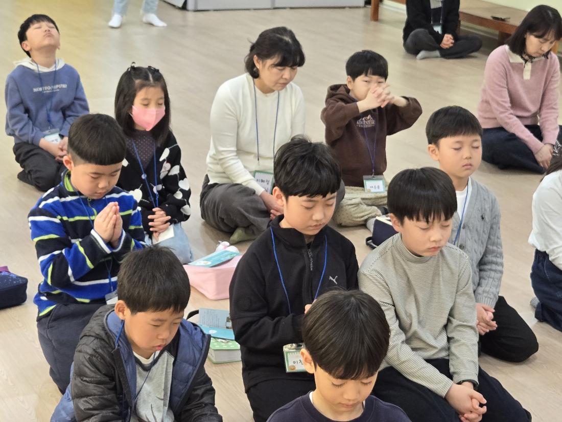 KakaoTalk_20250331_063526790_01.jpg : 3월 마지막주 유년부 모습입니다