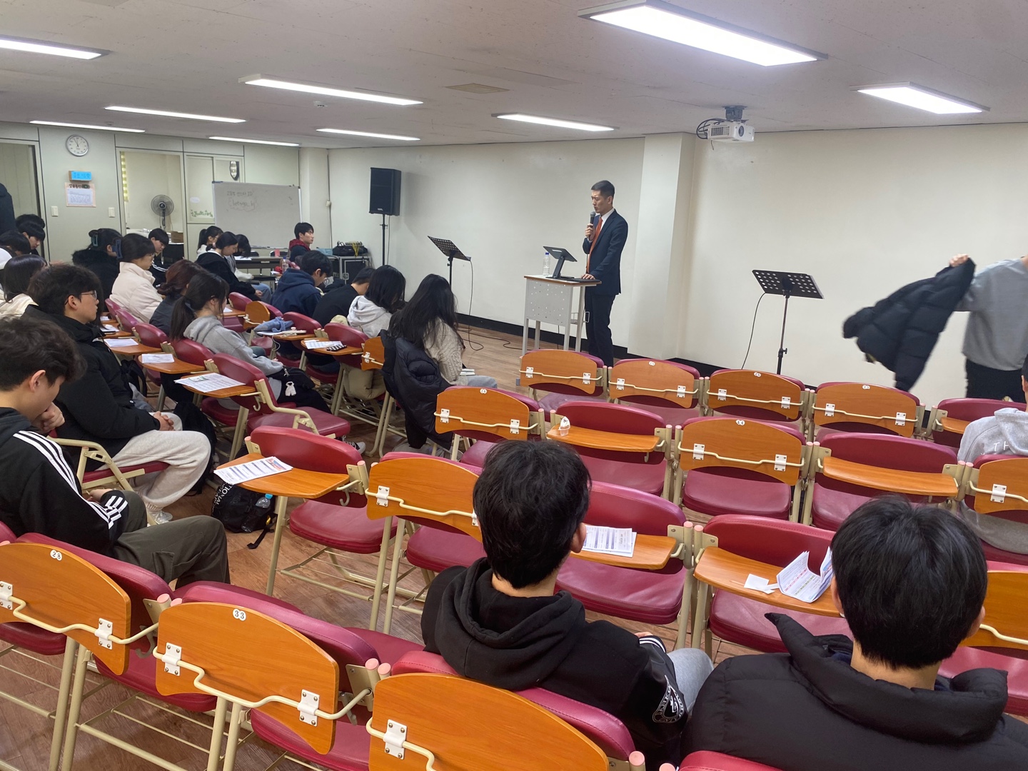 KakaoTalk_20240121_133926651_02.jpg : 1/21일 고등부 예배 사진입니다