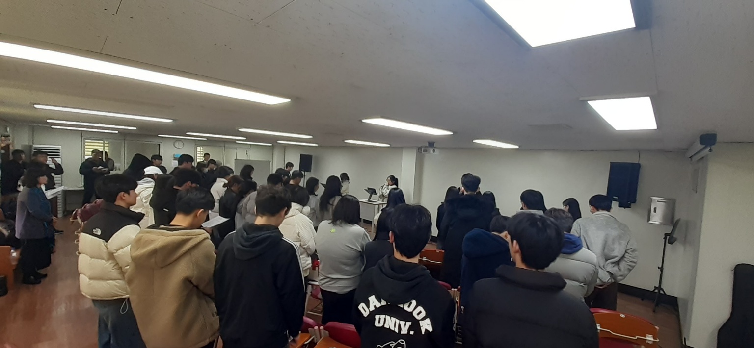 KakaoTalk_20240121_221000800_01.jpg : 1/21일 고등부 예배 사진입니다