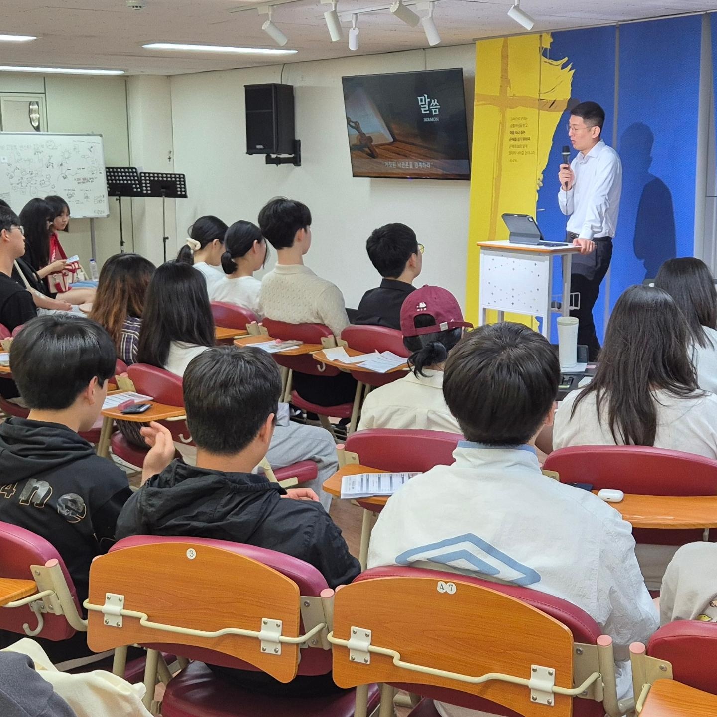 KakaoTalk_20240708_190723827_03.jpg : 7월 7일 고등부 예배 사진입니다