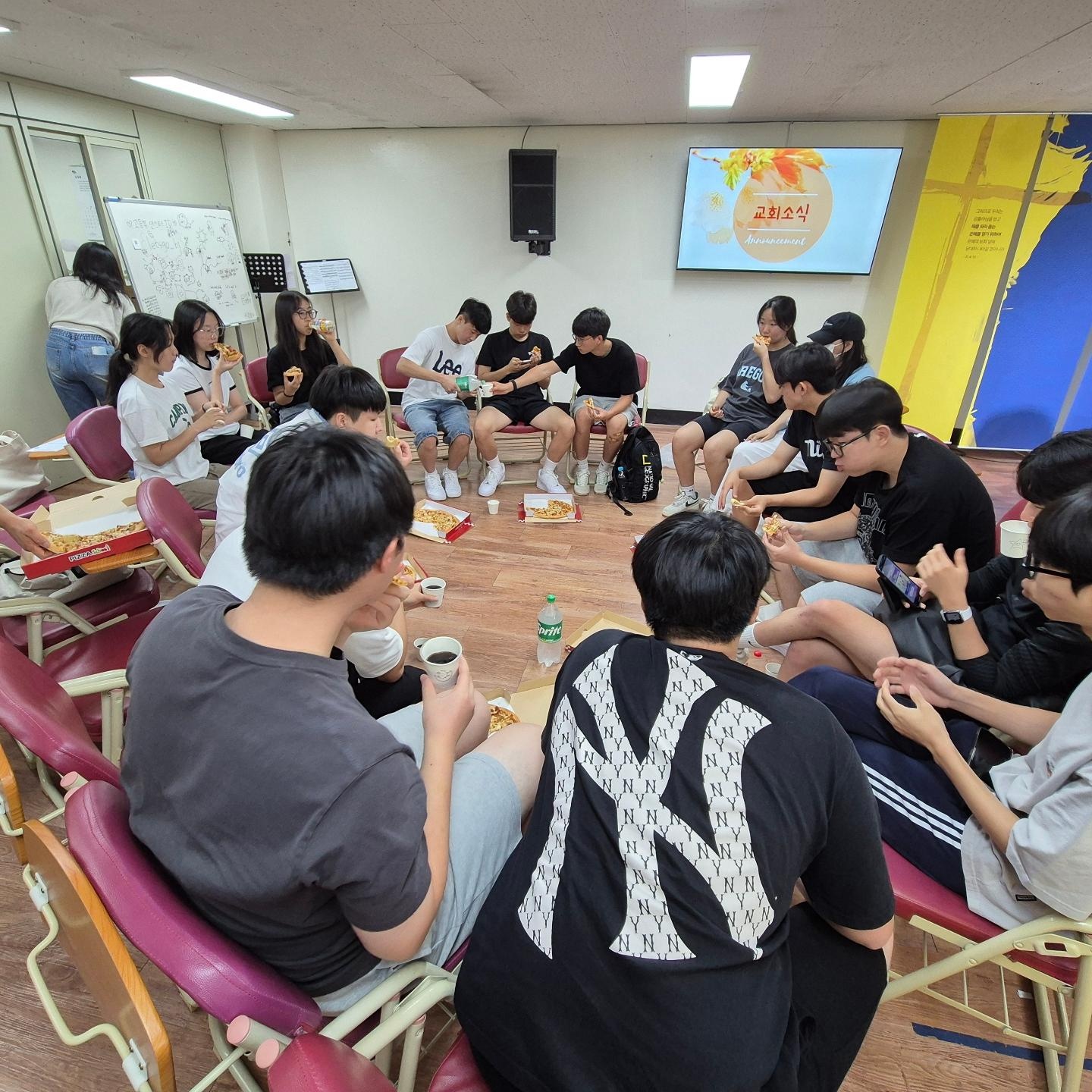 KakaoTalk_20240708_190723827_09.jpg : 7월 7일 고등부 예배 사진입니다