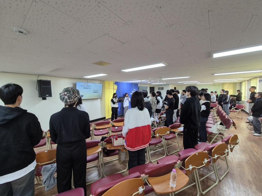 KakaoTalk_20241121_180650739_01.jpg : 11월 17일 고등부 예배 사진입니다