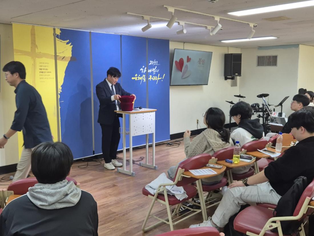 KakaoTalk_20241121_180650739_03.jpg : 11월 17일 고등부 예배 사진입니다