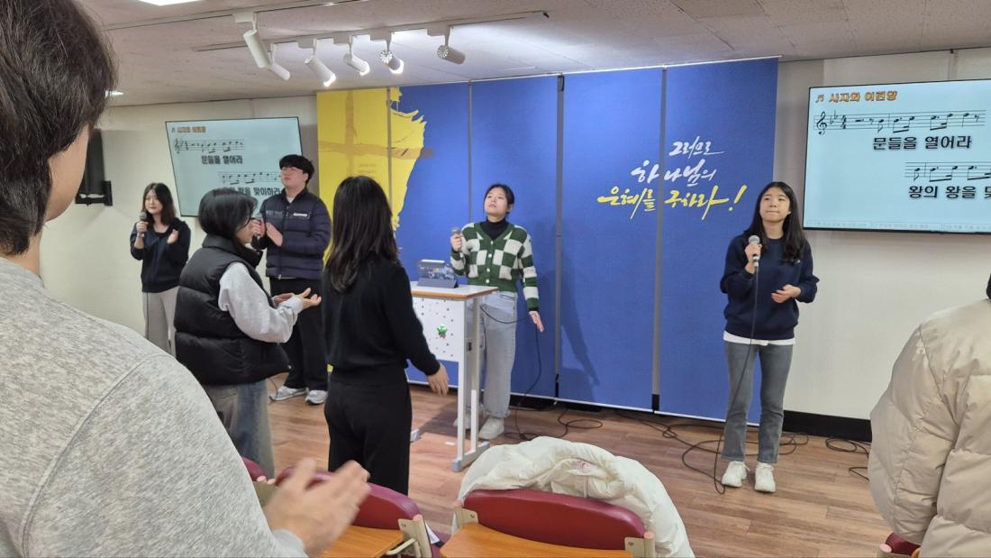 KakaoTalk_20250202_235148948_02.jpg : 2월 2일 고등부 예배 사진입니다~