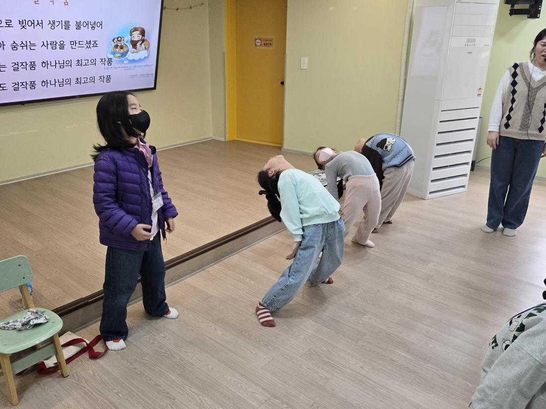 KakaoTalk_20260301_195752988_21.jpg : 유년부 3월1주 예배와 생일잔치 모습입니다^^