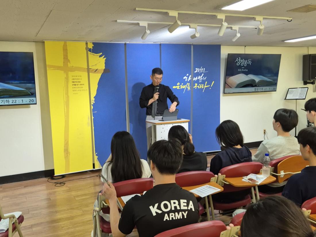 KakaoTalk_20241018_160634021_06.jpg : 10월 13일 고등부 예배 사진입니다