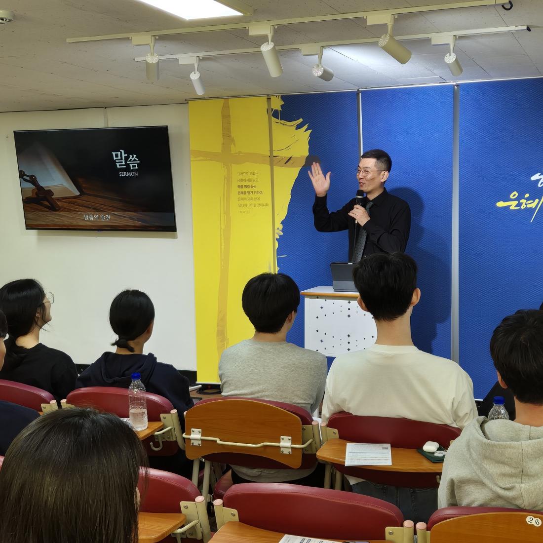 KakaoTalk_20241018_160634021_08.jpg : 10월 13일 고등부 예배 사진입니다