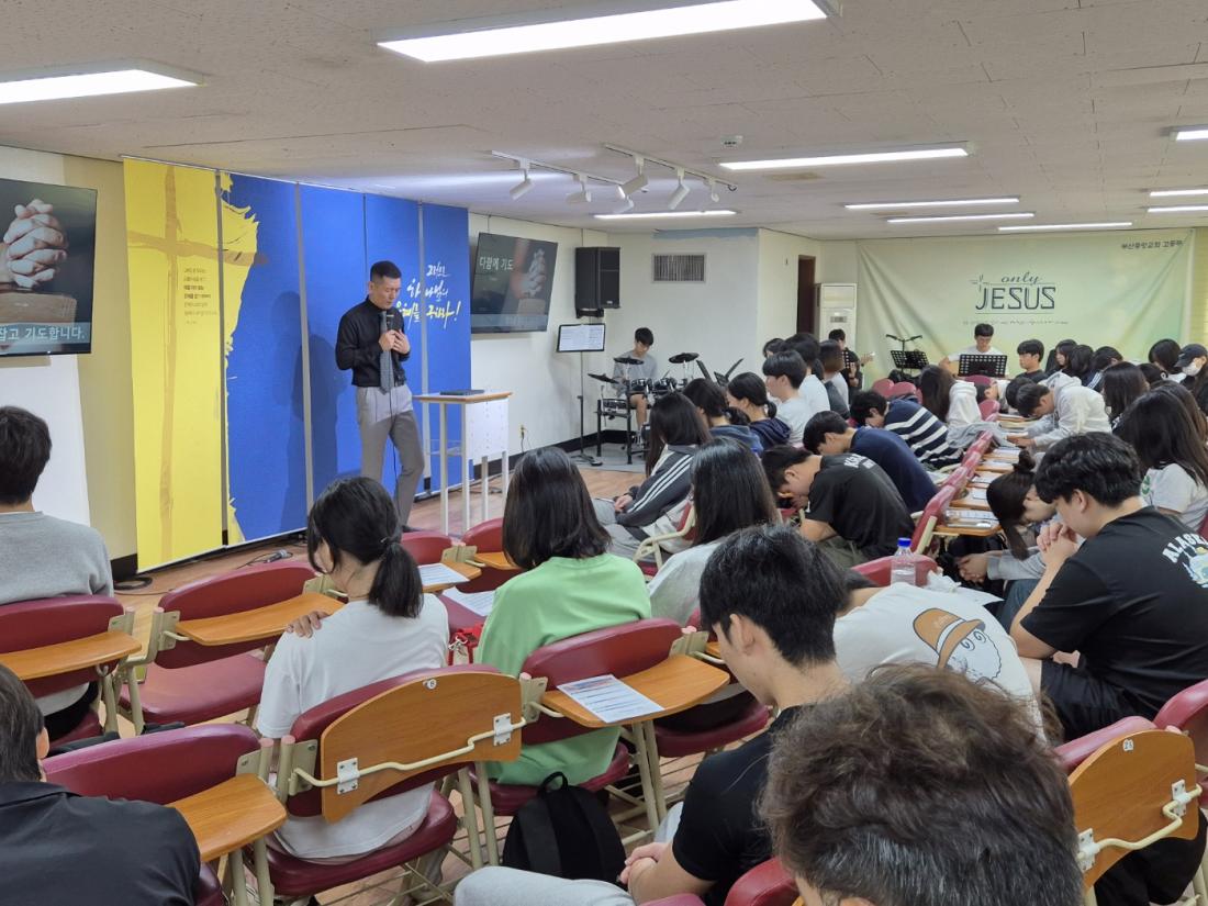 KakaoTalk_20241018_160634021_09.jpg : 10월 13일 고등부 예배 사진입니다