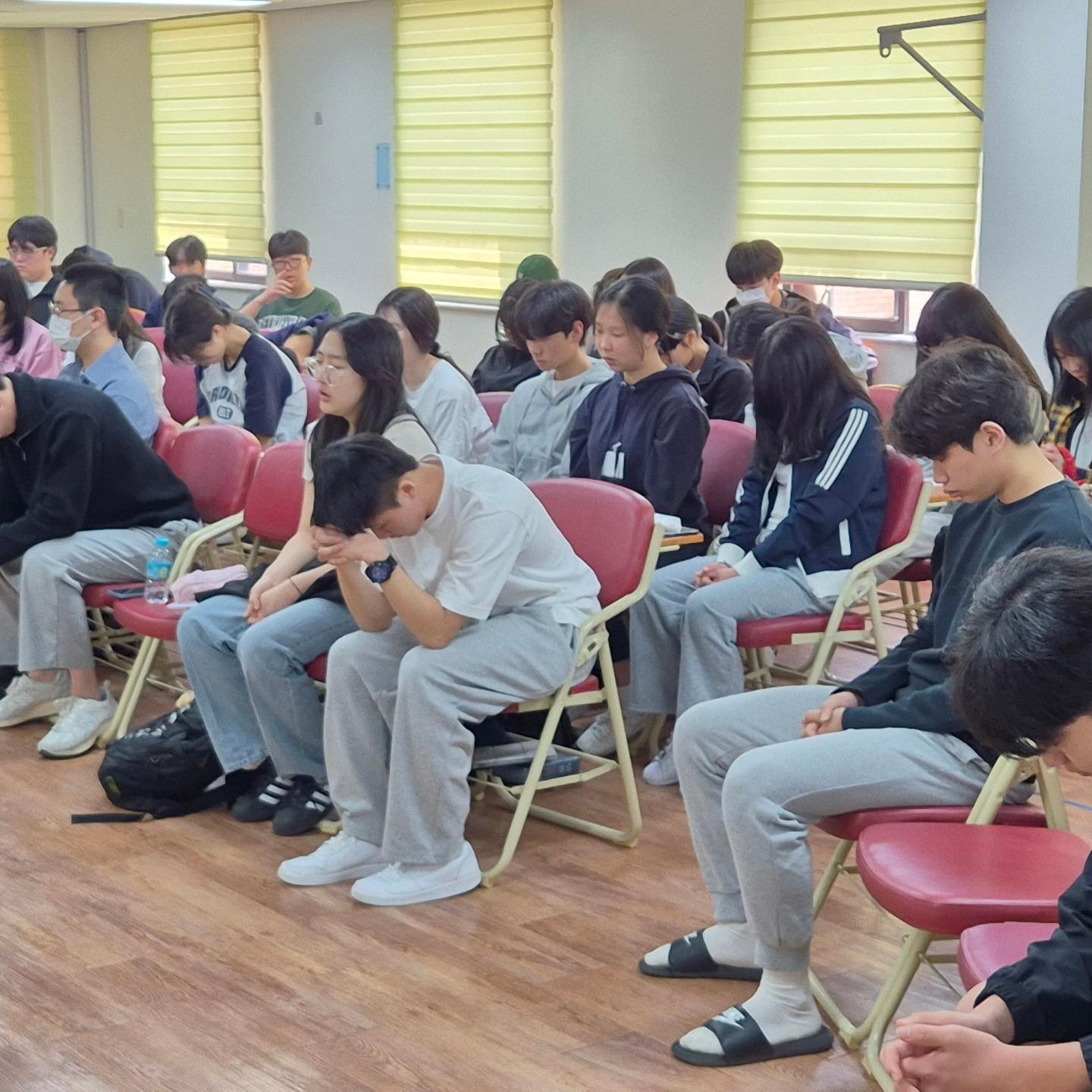 KakaoTalk_20240415_111358132_01.jpg : 4/14 고등부 예배 사진입니다