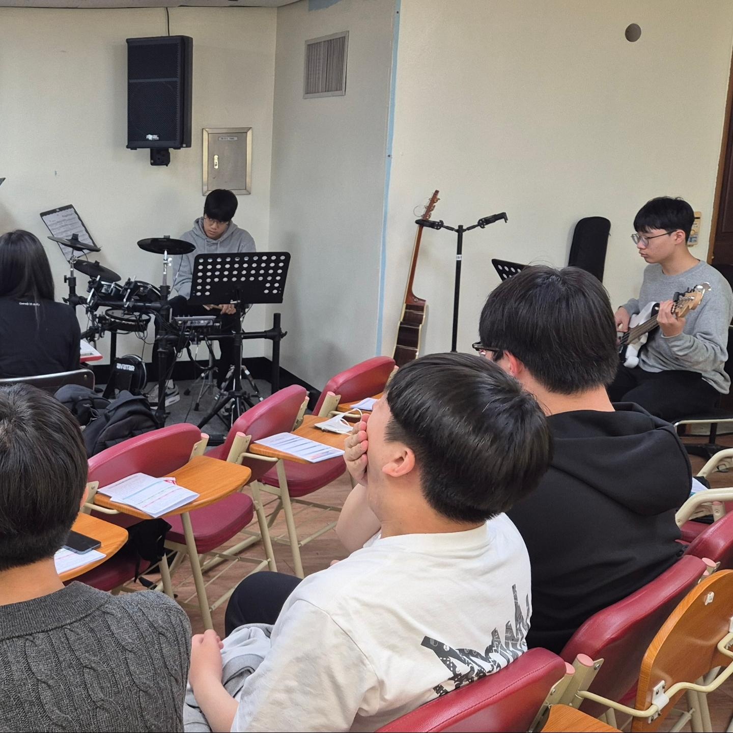 KakaoTalk_20240415_111358132_02.jpg : 4/14 고등부 예배 사진입니다