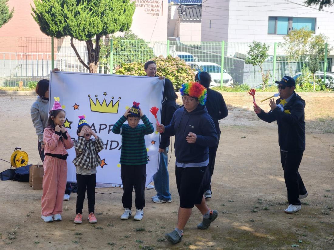 KakaoTalk_20251102_120527572_06.jpg : 11월 첫째주 유년부 야외예배와 운동회 모습입니다^^