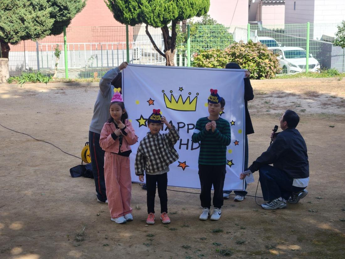 KakaoTalk_20251102_120527572_01.jpg : 11월 첫째주 유년부 야외예배와 운동회 모습입니다^^