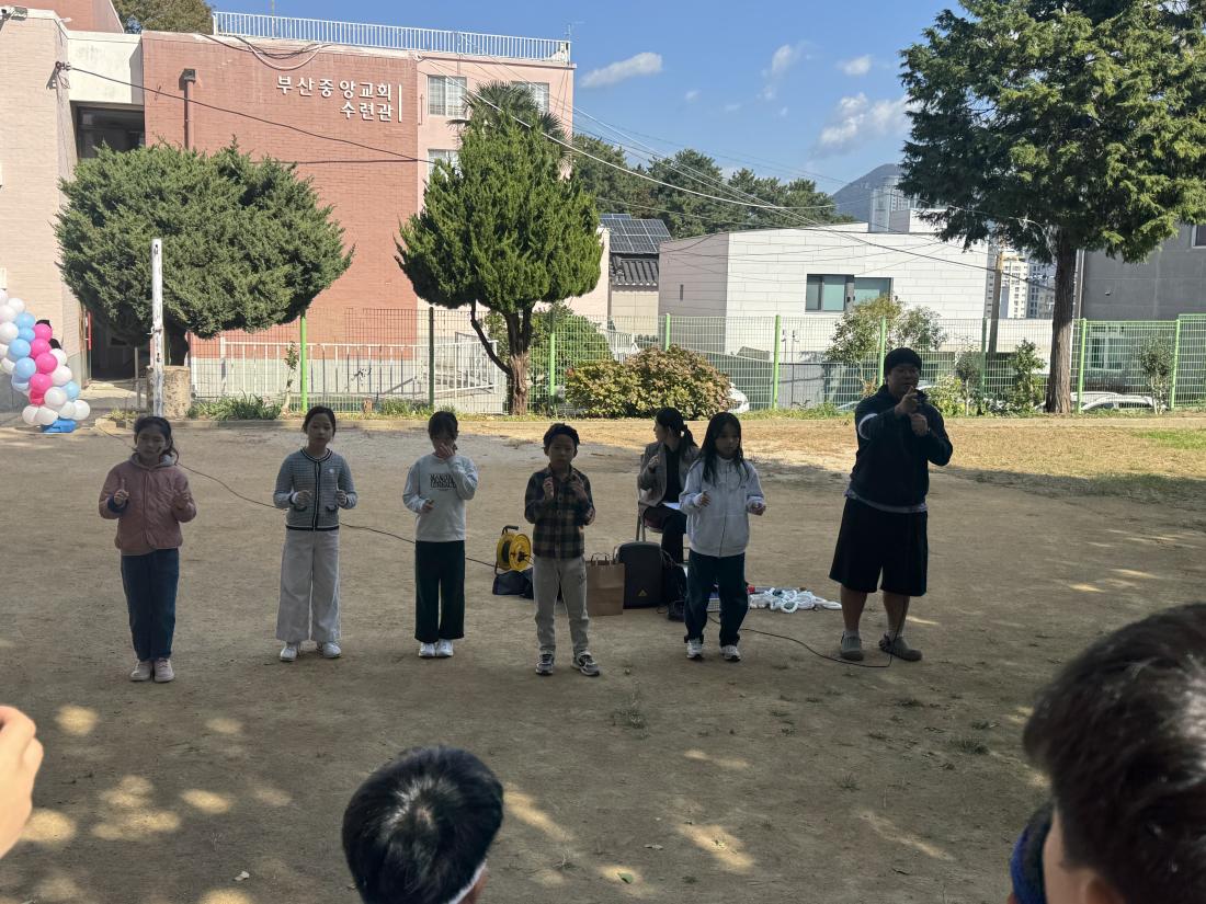 KakaoTalk_20251102_125353204_01.jpg : 11월 첫째주 유년부 야외예배와 운동회 모습입니다^^