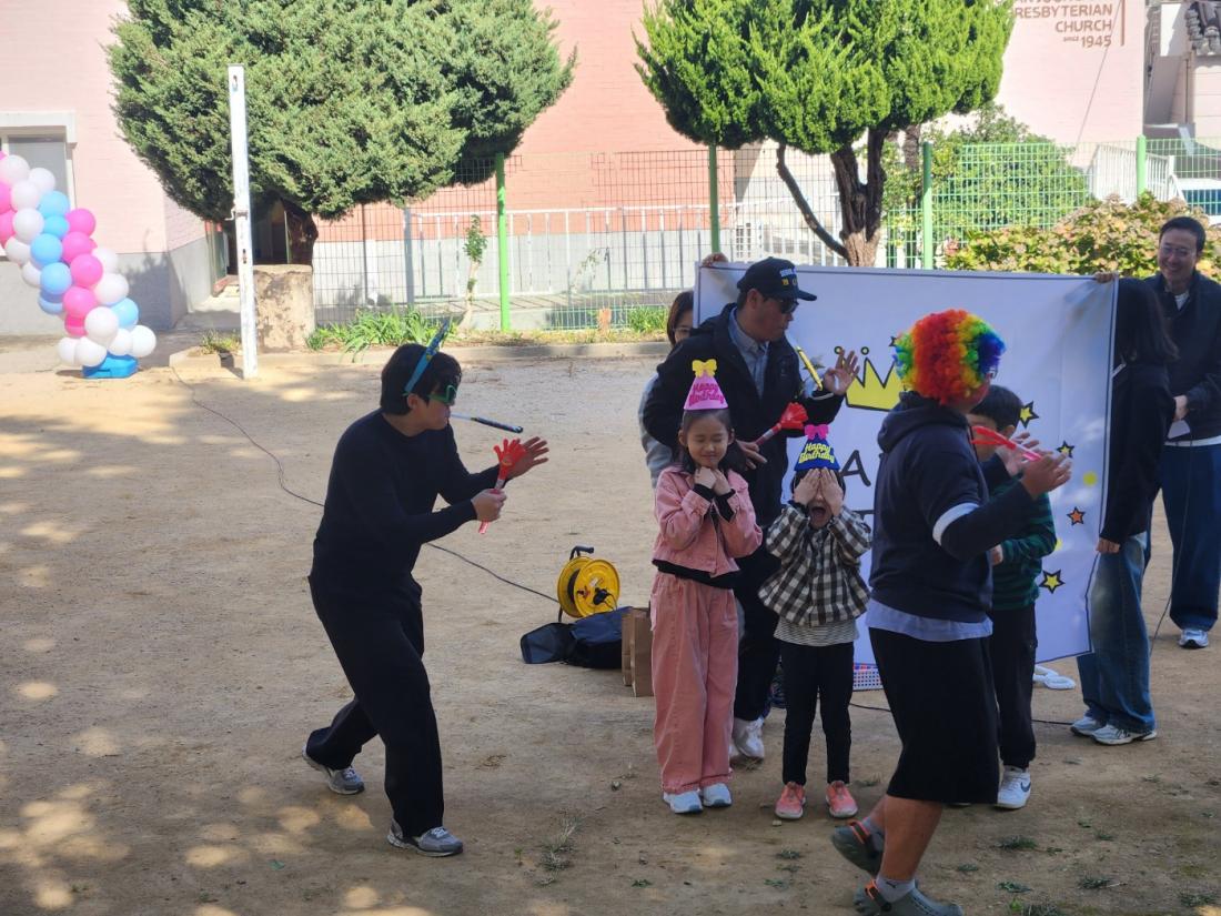 KakaoTalk_20251102_120527572_05.jpg : 11월 첫째주 유년부 야외예배와 운동회 모습입니다^^