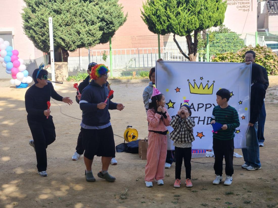 KakaoTalk_20251102_120527572_04.jpg : 11월 첫째주 유년부 야외예배와 운동회 모습입니다^^