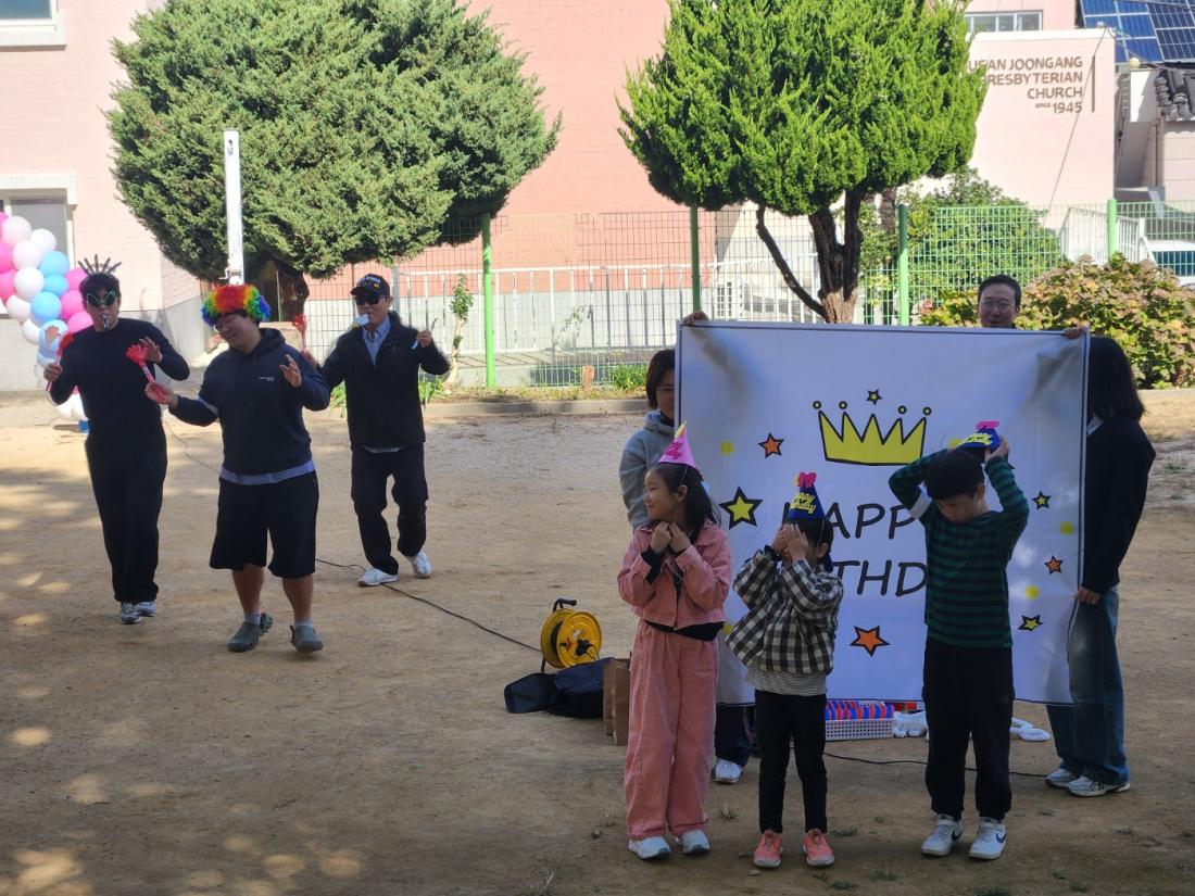 KakaoTalk_20251102_120527572_03.jpg : 11월 첫째주 유년부 야외예배와 운동회 모습입니다^^