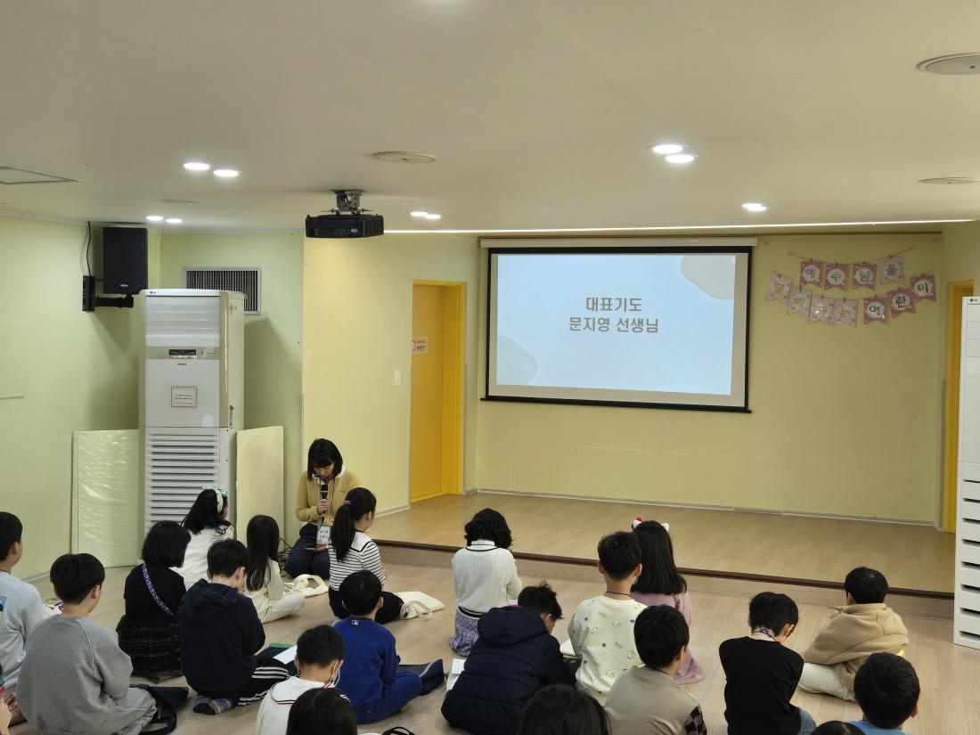 KakaoTalk_20250309_195506506_07.jpg : 3월 둘째주 유년부 예배 모습입니다