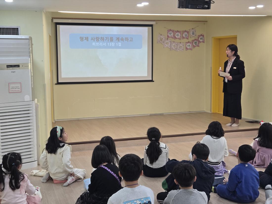 KakaoTalk_20250309_195506506_04.jpg : 3월 둘째주 유년부 예배 모습입니다