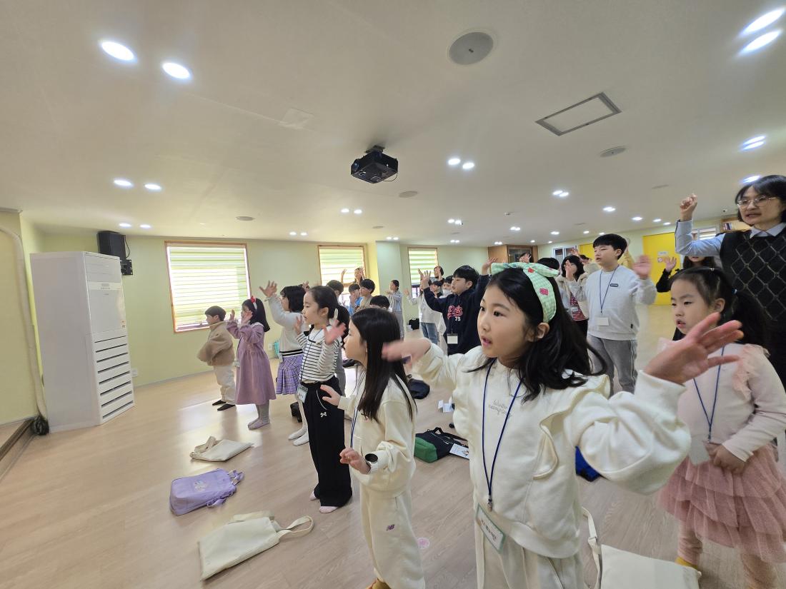 KakaoTalk_20250309_195506506_13.jpg : 3월 둘째주 유년부 예배 모습입니다