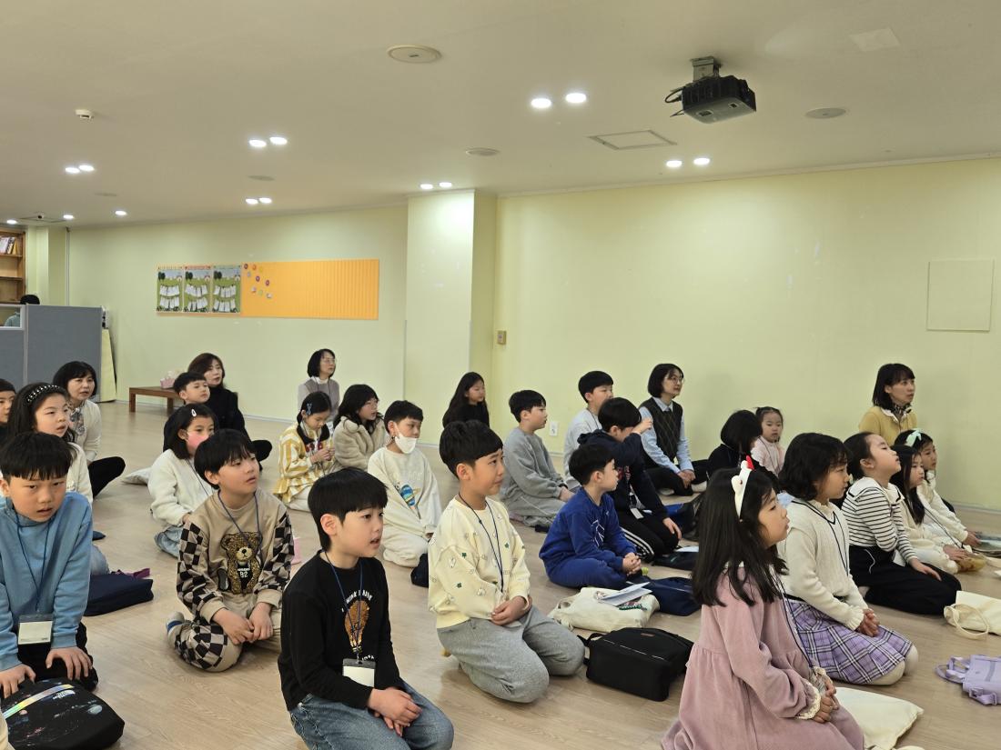 KakaoTalk_20250309_195506506_09.jpg : 3월 둘째주 유년부 예배 모습입니다