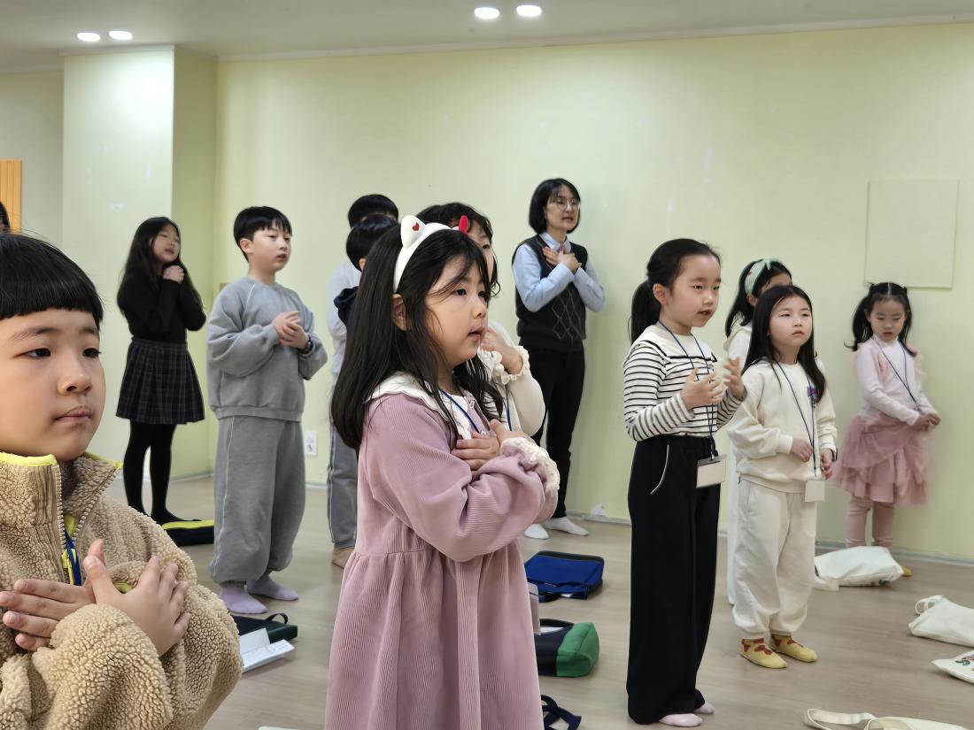 KakaoTalk_20250309_195506506_16.jpg : 3월 둘째주 유년부 예배 모습입니다